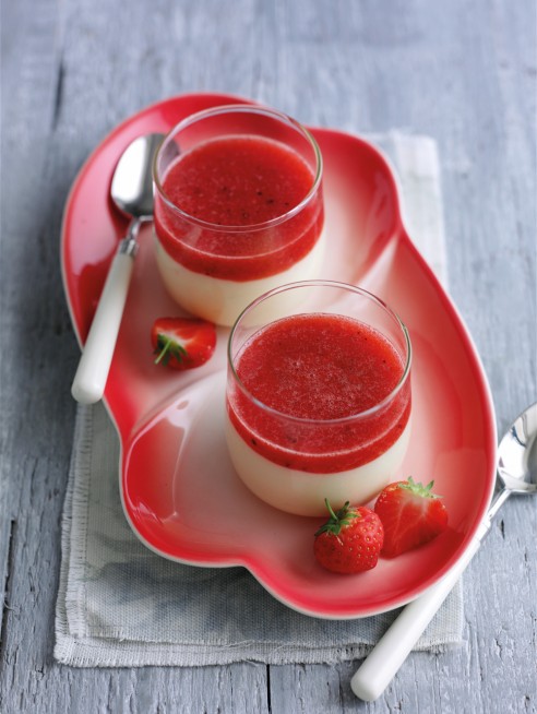 White chocolate mousses with strawberry and black pepper sauce